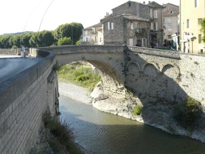Brücke über den Fluss Ouveze