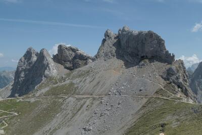 Ausblick auf die Bergkette vom Rundweg aus