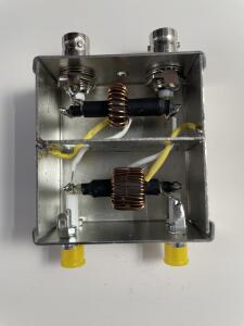 Der Richtkoppler mit geöffnetem Abschirmgehäuse, hier noch ohne die Trimmer C1 und C2.