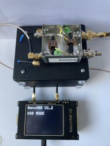 Der Richtkoppler im Messaufbau am NanoVNA, hier bereits an der Rückwand des fertigen Geräts.