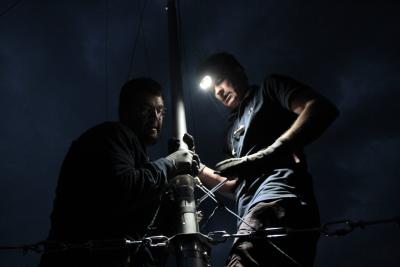 Abendlicher Antennenaufbau, DG4MIC mit Stirnlampe, assistiert von DO5THW